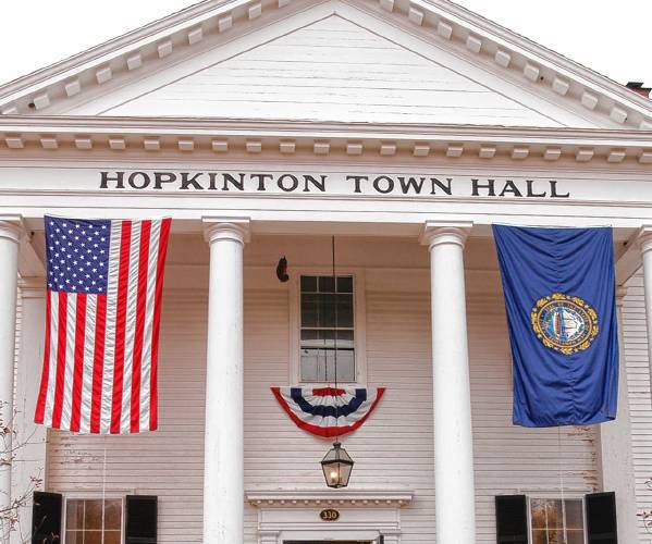 Voters stream in and out of Hopkinton Town Hall in Hopkinton, N.H. Tuesday, Nov. 2, 2004. (AP Photo/Lee Marriner)